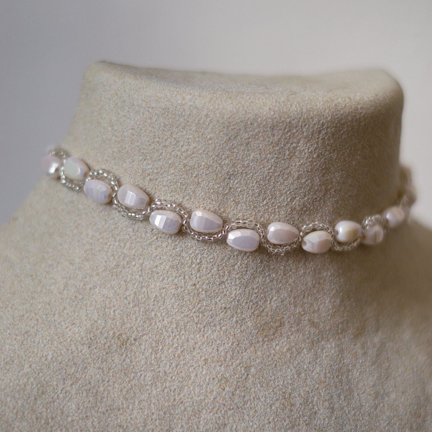Collier choker en perles de cristal beige - Mother Pearls