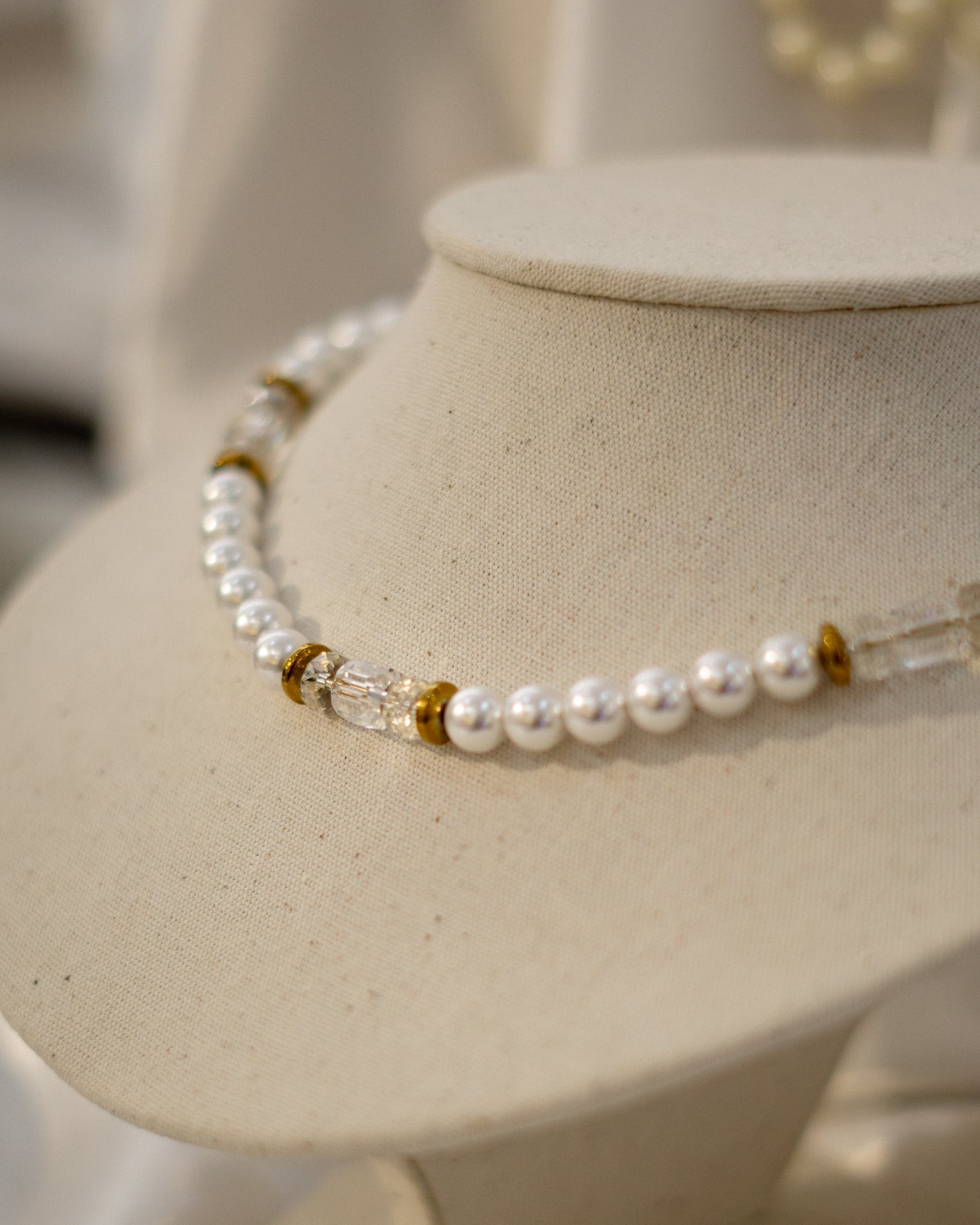 Collier en perles nacrées blanches et cristal transparent – Rocky